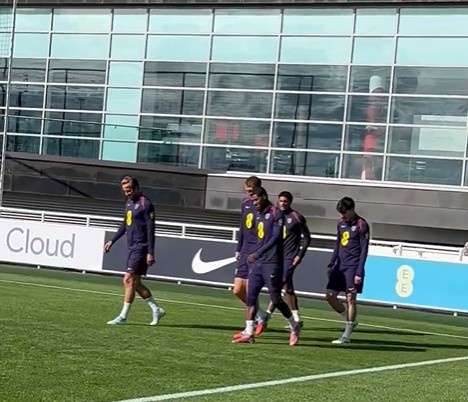 开云官网-记者：英格兰24人全部参加训练，斯通斯因肌肉问题已经离队