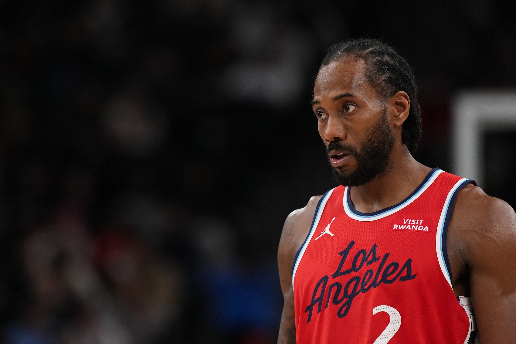 开云登录-难阻失利！莱昂纳德攻防一体 20中10砍下25分3板4助3断