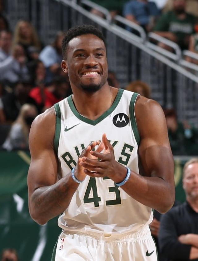 开云官网-明示字母哥不走了？雄鹿一年底薪签回字母大哥