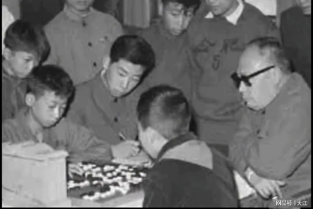开云官网-陈毅元帅正在全神贯注地与聂卫平下棋，在天赋面前，第一局就输了