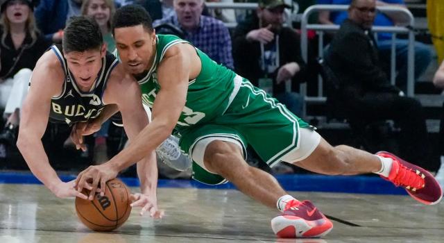 开云平台-赛季最热血一战！残阵绿军一度将雄鹿逼到悬崖边