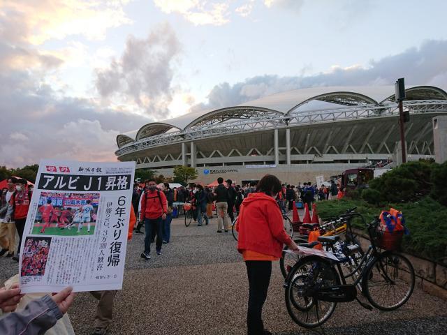 日本的读报氛围:球队升级成功 全城传阅纪念特刊