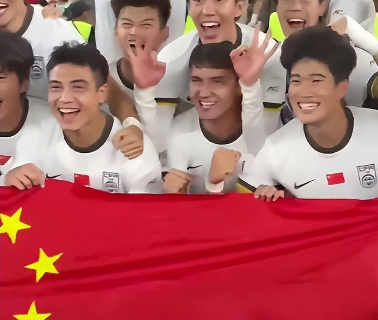开云入口-U23国足更衣室疯狂！全员舞姿曼妙，主帅上桌怒吼，对手强忍泪水