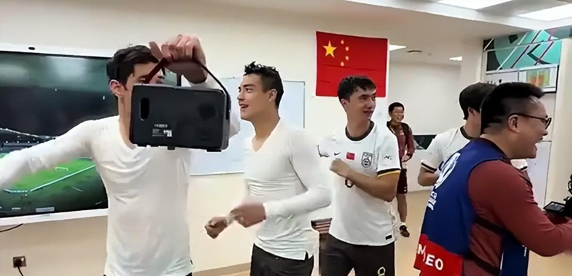 开云入口-U23国足更衣室疯狂！全员舞姿曼妙，主帅上桌怒吼，对手强忍泪水