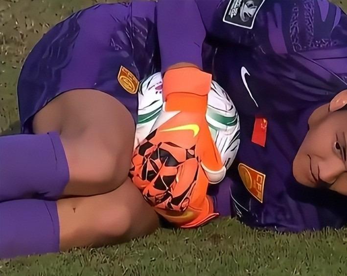 开云入口-U23国足更衣室疯狂！全员舞姿曼妙，主帅上桌怒吼，对手强忍泪水