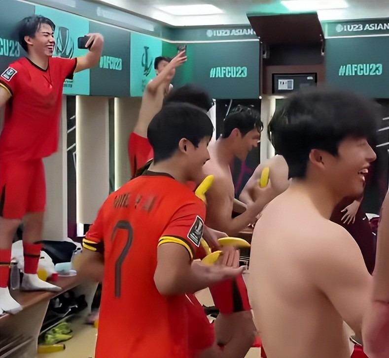 开云入口-U23国足更衣室疯狂！全员舞姿曼妙，主帅上桌怒吼，对手强忍泪水