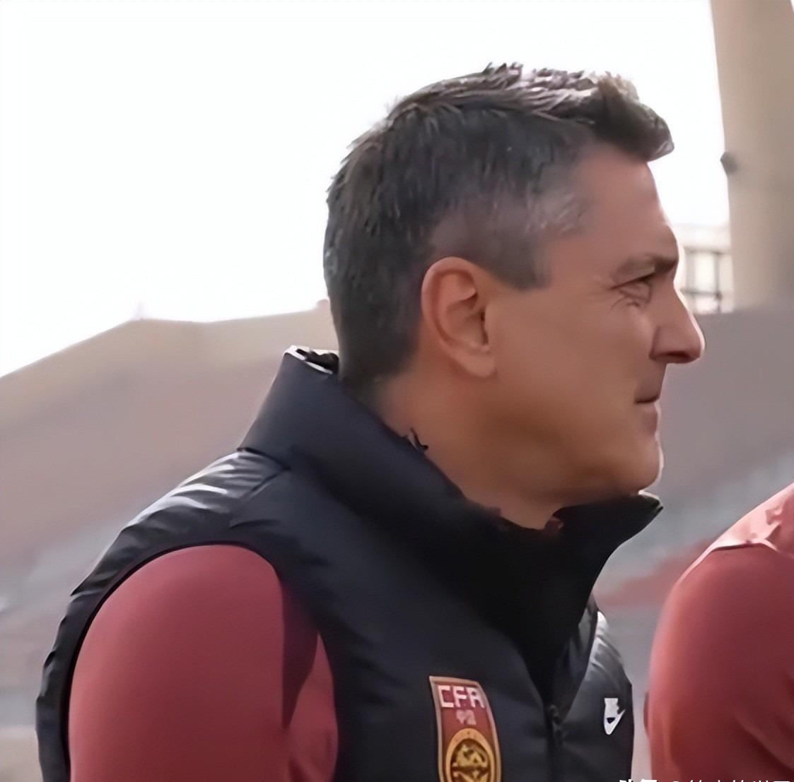 开云入口-U23国足更衣室疯狂！全员舞姿曼妙，主帅上桌怒吼，对手强忍泪水