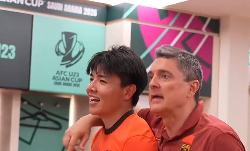 开云入口-U23国足更衣室疯狂！全员舞姿曼妙，主帅上桌怒吼，对手强忍泪水