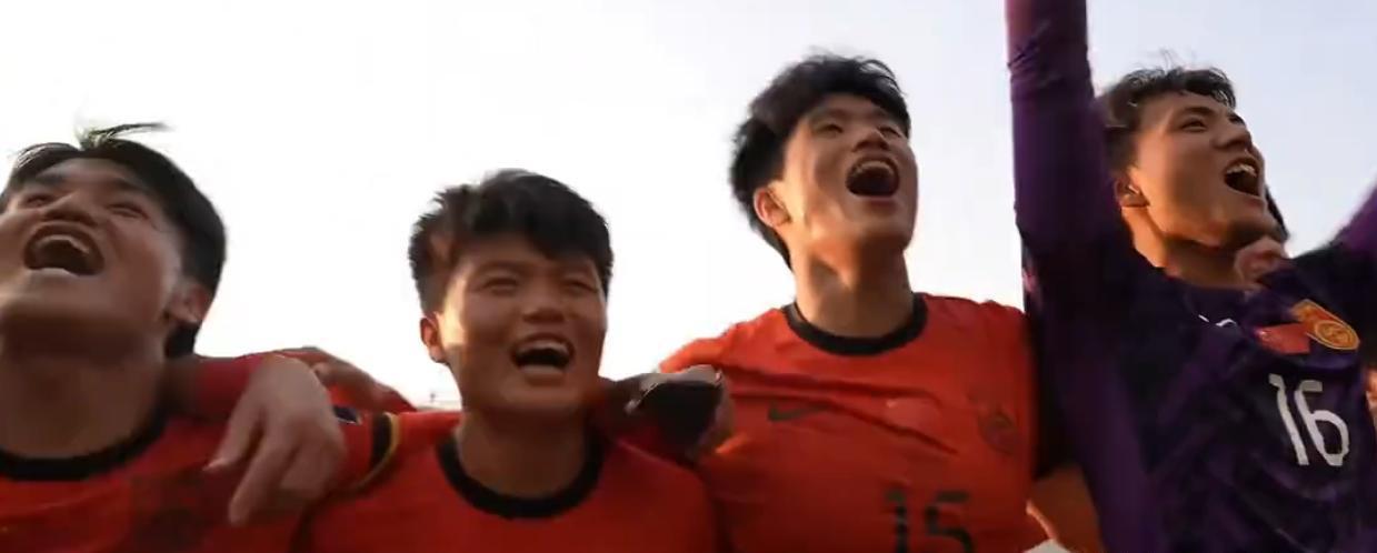开云入口-U23国足更衣室疯狂！全员舞姿曼妙，主帅上桌怒吼，对手强忍泪水