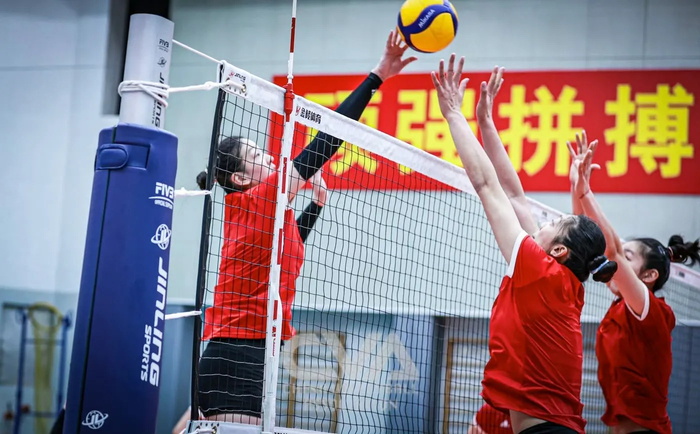 上海女排双子星太突出！黄悦鑫一传进步大，杨舒茗进攻凶猛|洛杉矶|布里斯班|杨方旭|比赛|替补_新浪体育_新浪新闻