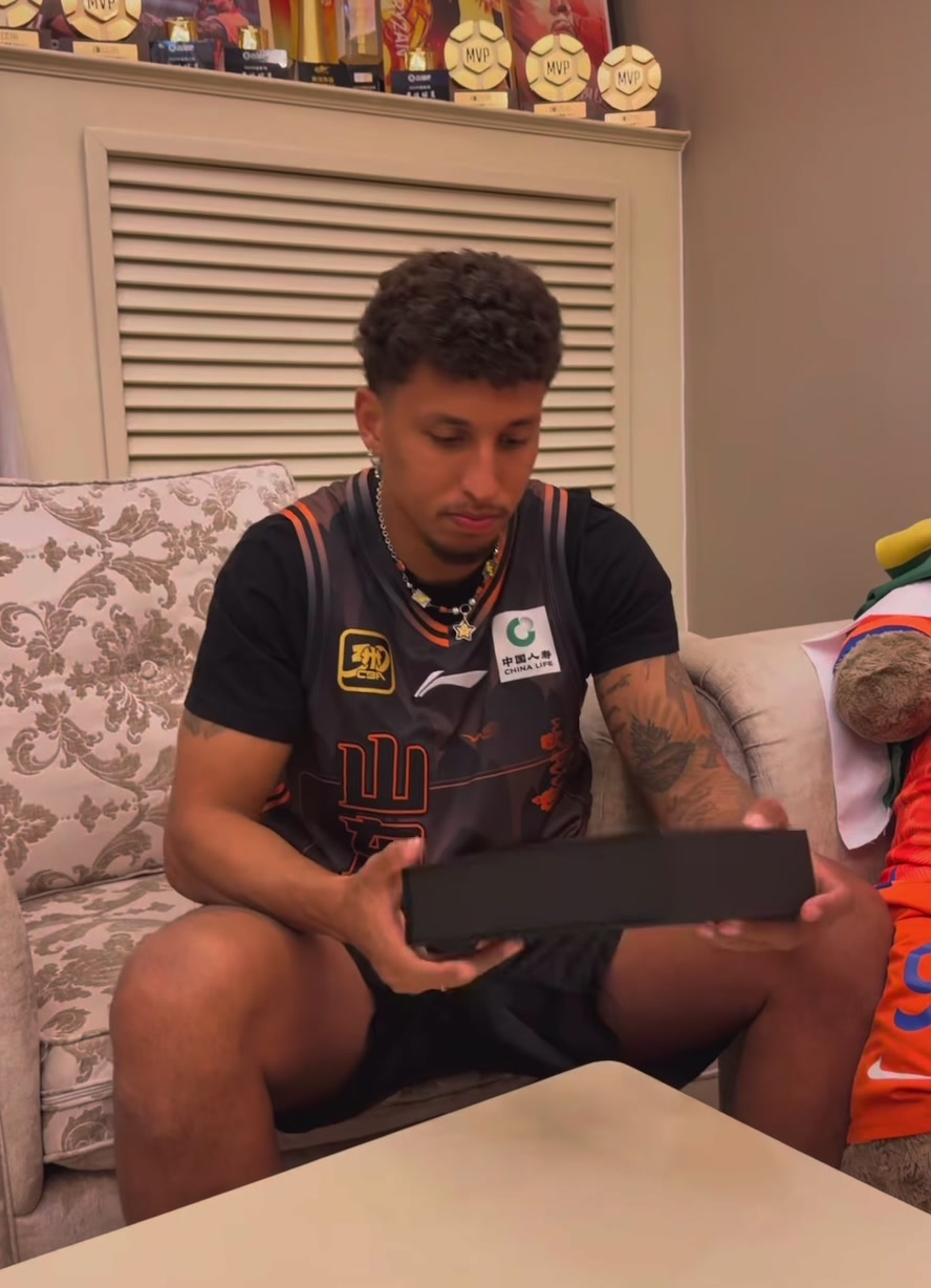 开云登录-克雷桑晒获Sofascore颁发2025中超最佳球员：非常感激获得认可