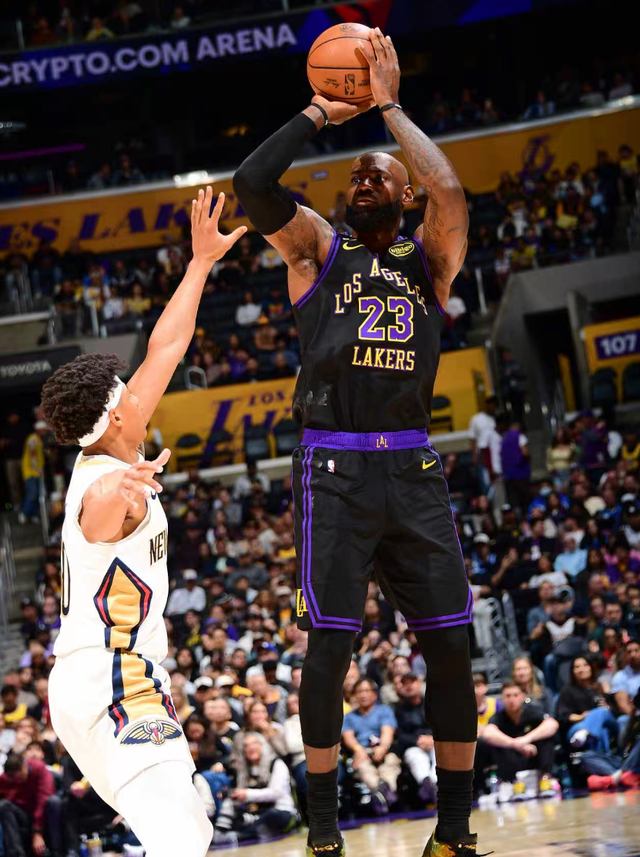 开云平台-轰21+7+7延续纪录！41岁勒布朗助湖人取三连胜 放弃刷分一幕显格局|詹姆斯|鹈鹕|东契奇|新奥尔良鹈鹕队|勒布朗-詹姆斯_新浪体育_新浪新闻