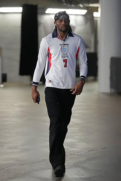 开云中国-这球衣帅，库明加赛前身着贝克汉姆英格兰球衣进入球馆