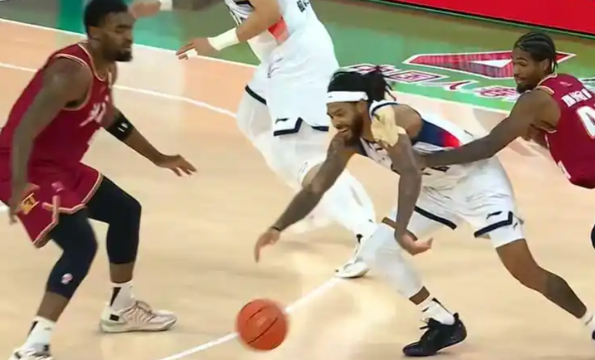 开云登录-13分逆转+压哨绝杀！山东男篮89-88胜浙江，昂首挺进俱乐部杯四强