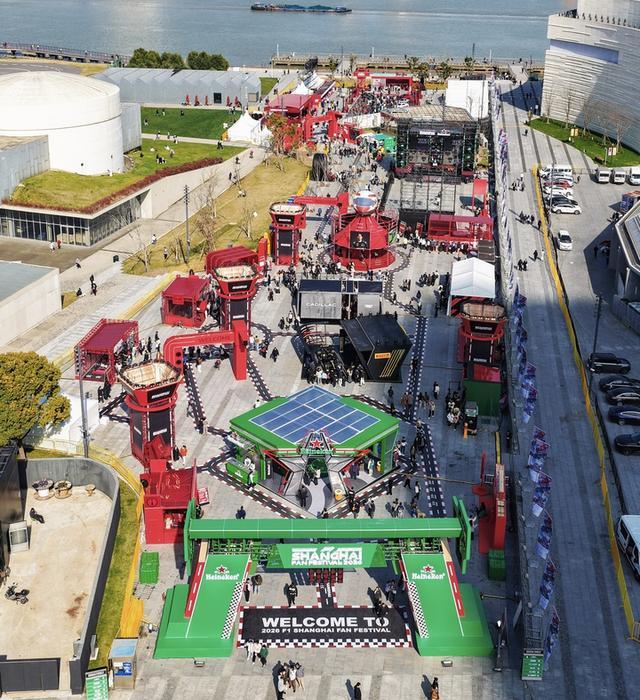 从《飞驰人生》到飞驰人生：2026格子旗嘉年华启幕 经典F1战车亮相西岸