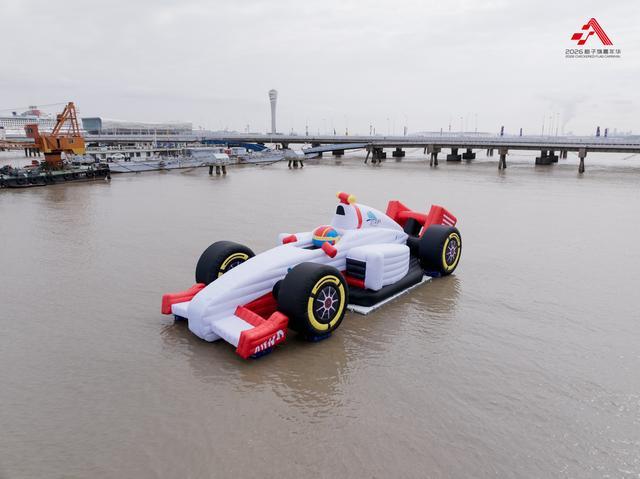 从《飞驰人生》到飞驰人生：2026格子旗嘉年华启幕 经典F1战车亮相西岸