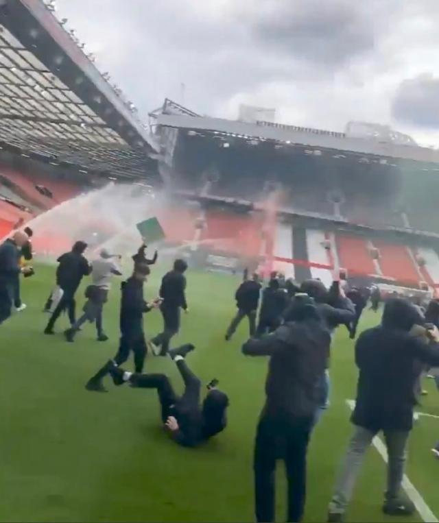 开云入口-双红会赛前曼联球迷抗议：格雷泽家族OUT！