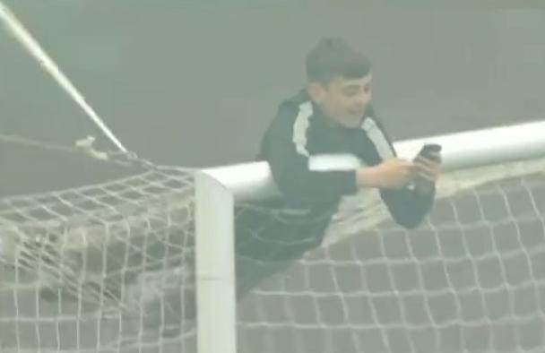 开云入口-双红会赛前曼联球迷抗议：格雷泽家族OUT！