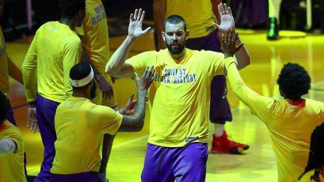 开云官网-36岁的小加遭遇中年危机，年轻人抢走他的工作岗位