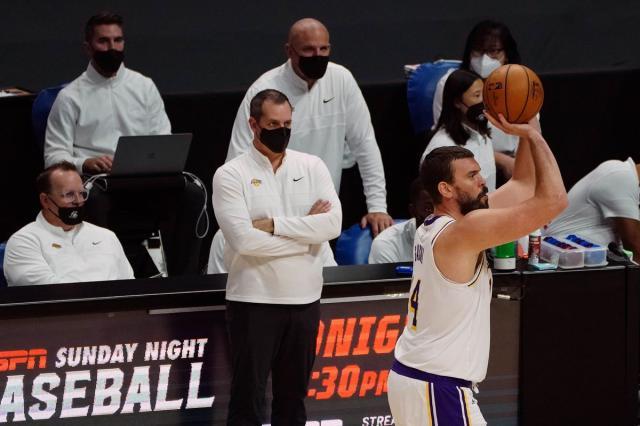 开云官网-36岁的小加遭遇中年危机，年轻人抢走他的工作岗位