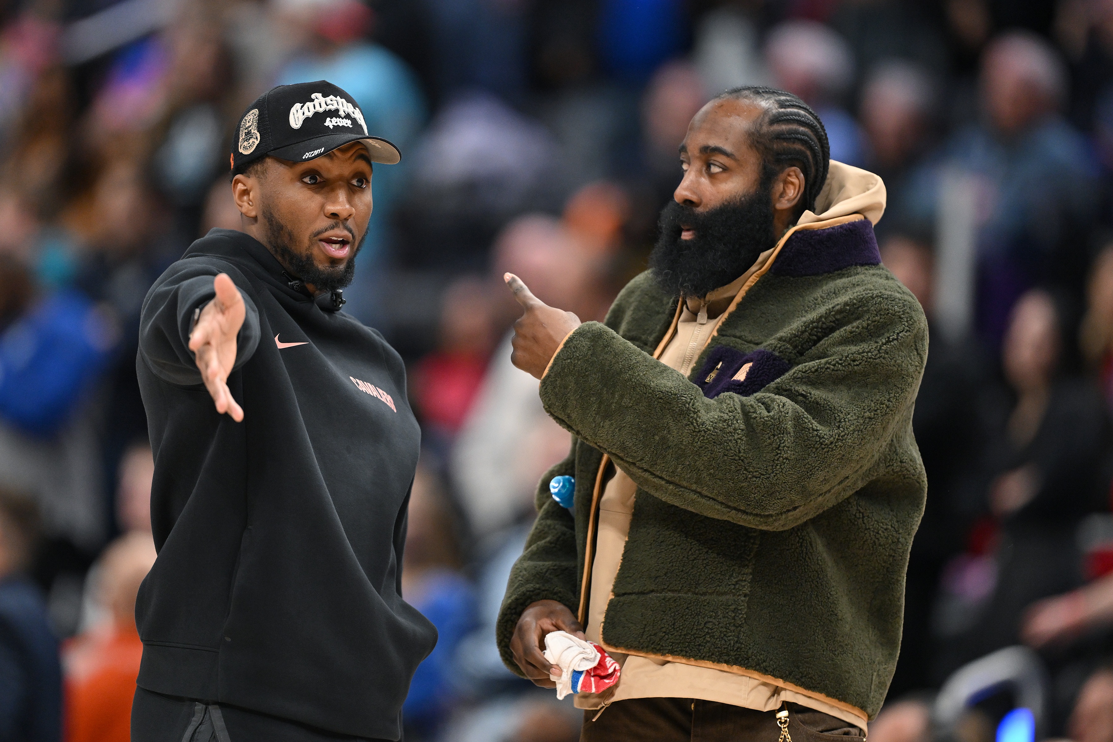 开云入口-米切尔：哈登吸引了大量防守 最好选择是我退后一步让他掌控比赛